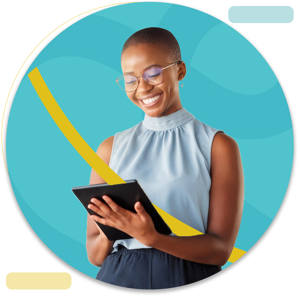 Jeune femme souriante utilisant une tablette pour illustrer un service de coaching professionnel au Sénégal.
